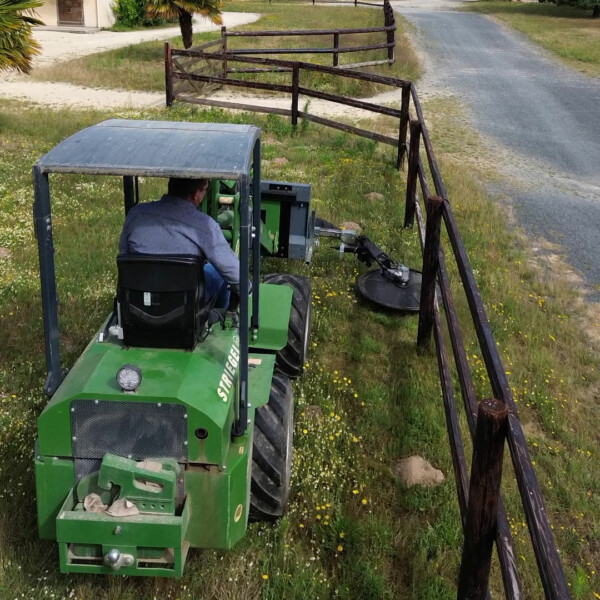 Valet de ferme et broyeuse